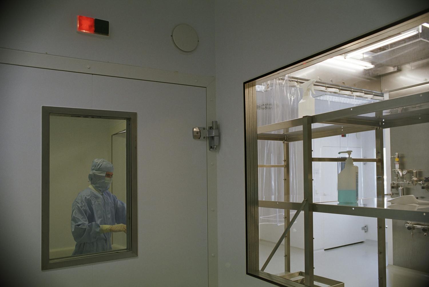 Sala blanca estéril en una instalación médica con equipo especializado, ejemplificando el uso de filtros HEPA en entornos críticos.