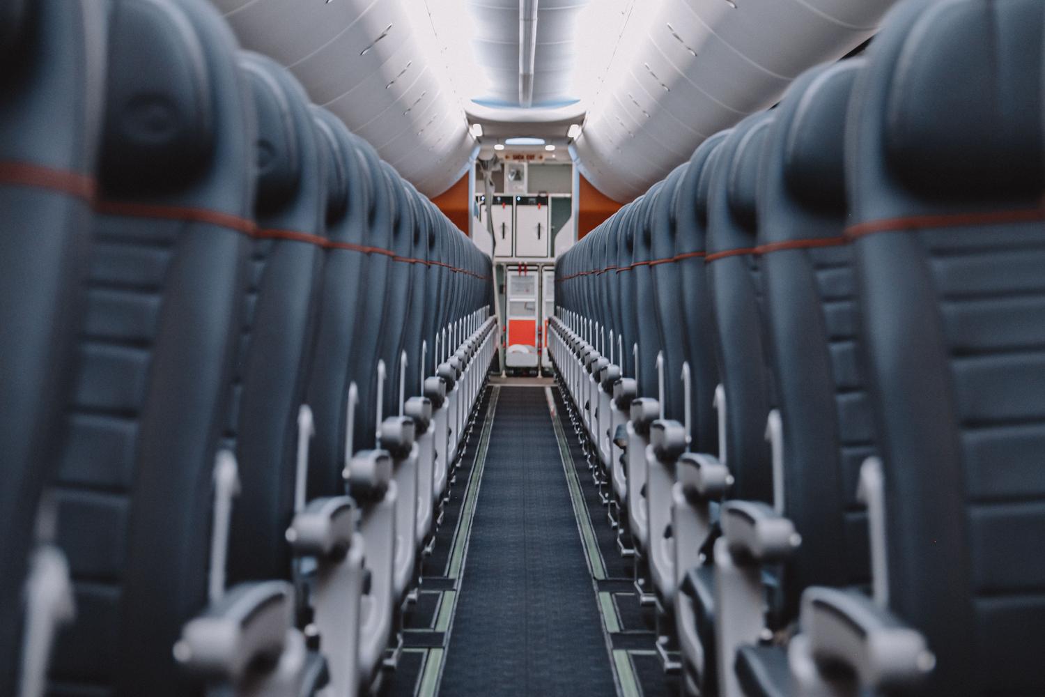 Interior de la cabina de un avión comercial, donde se utilizan filtros HEPA para purificar el aire recirculado.