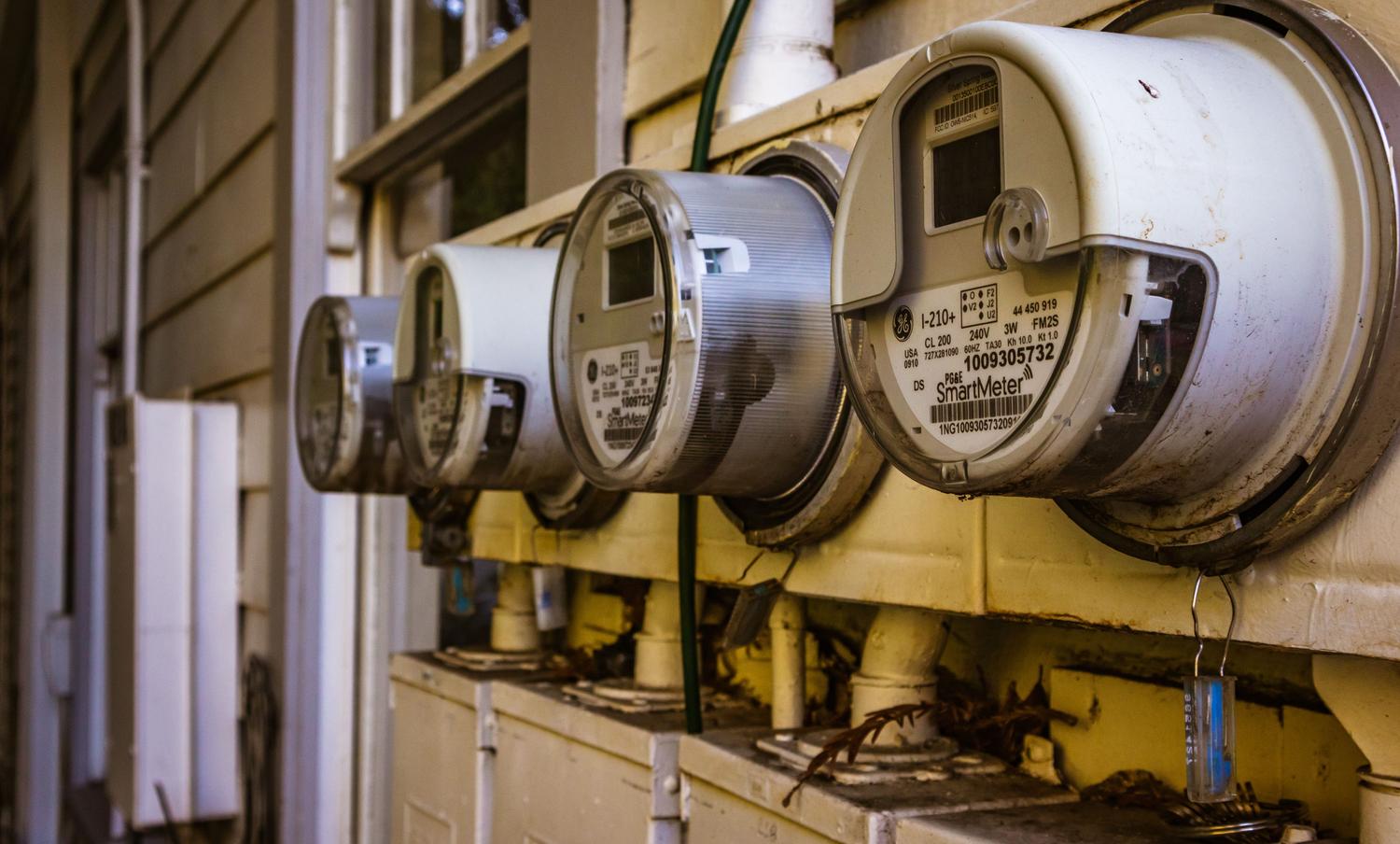 Contadores de electricidad inteligentes instalados en la fachada de una casa para la gestión de redes eléctricas inteligentes (smart grids).