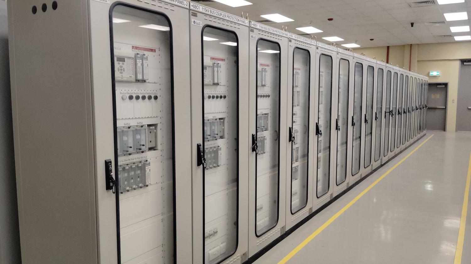 Sala de control industrial con paneles eléctricos de alta tensión para la gestión y monitorización de activos energéticos.