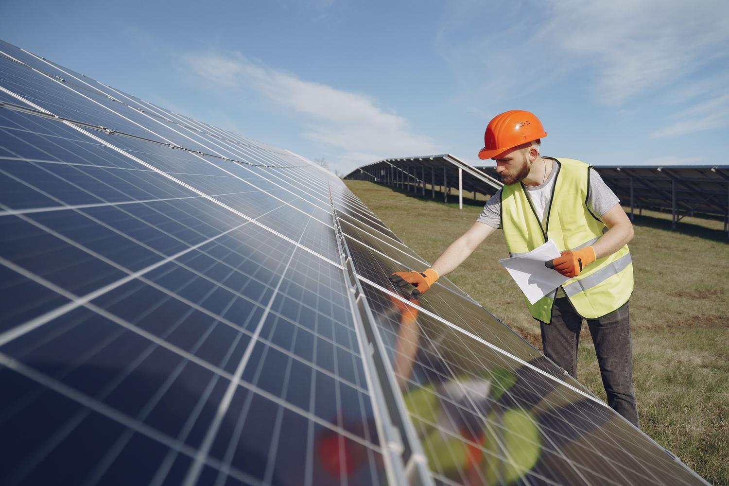 Técnico especializado realizando el mantenimiento y supervisión de un parque solar fotovoltaico.