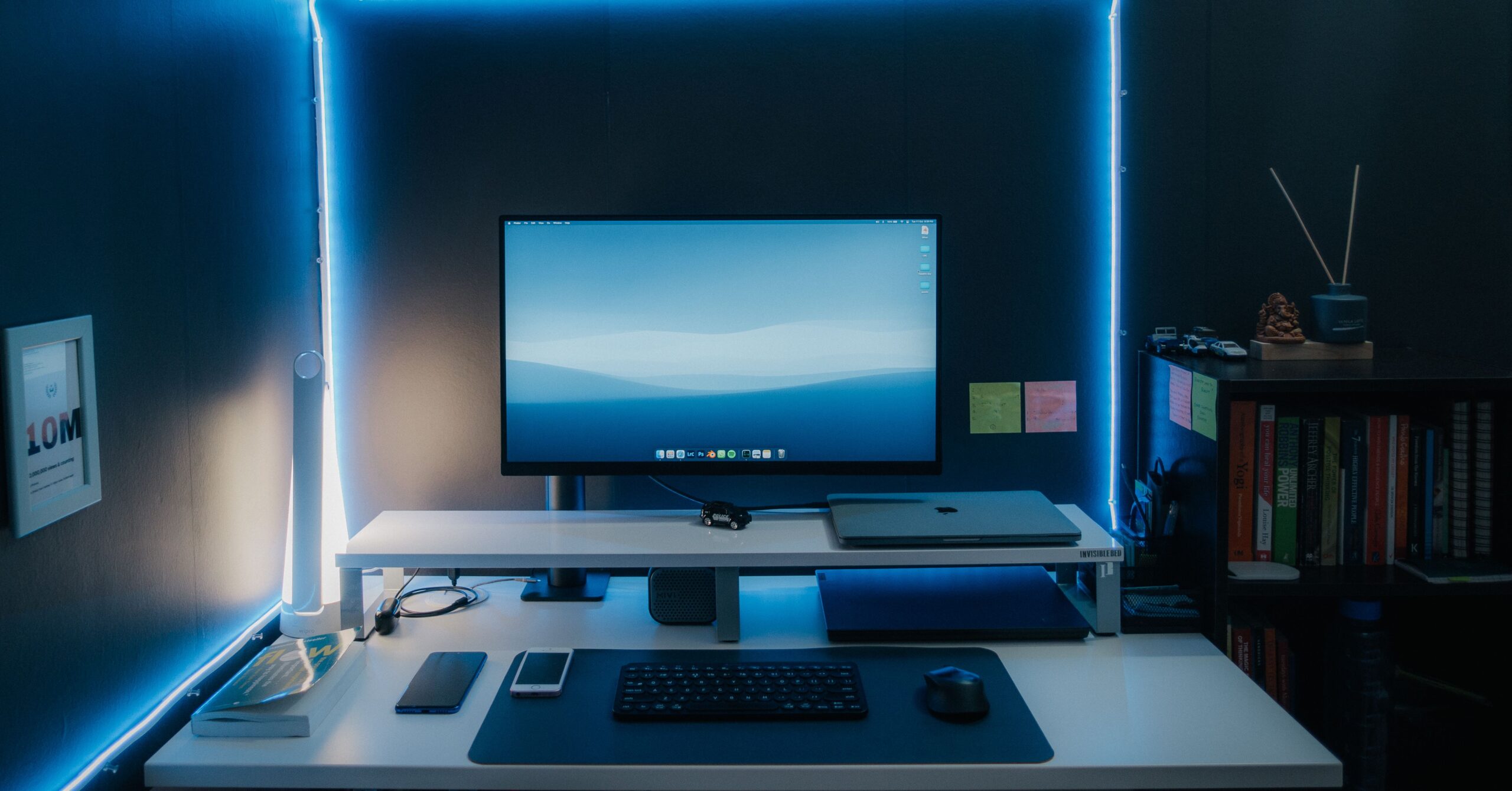 Espacio de oficina en casa minimalista con iluminación LED diseñada para reducir la fatiga ocular durante el trabajo