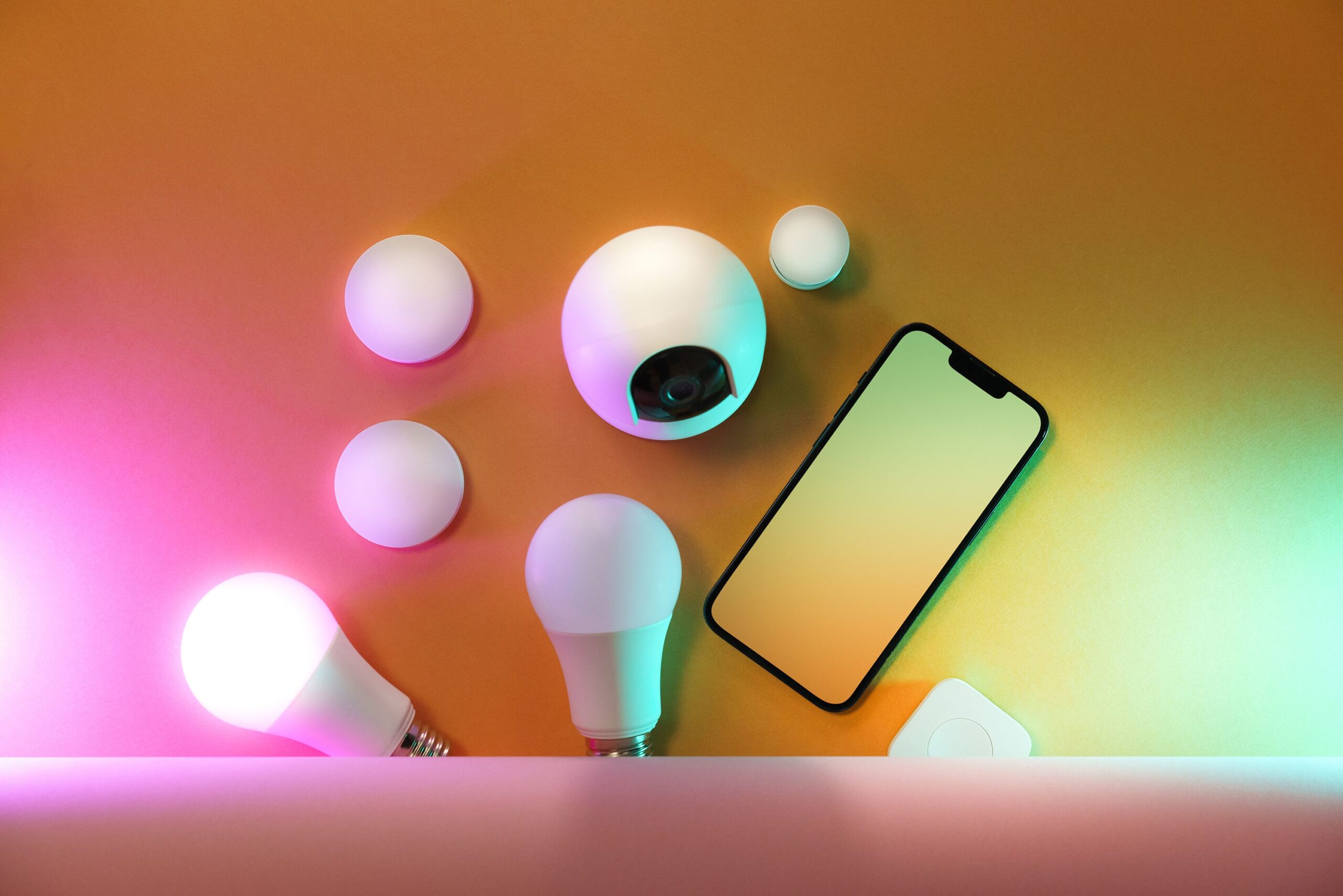 Control de bombillas LED inteligentes a través de una aplicación móvil para gestionar la iluminación del hogar
