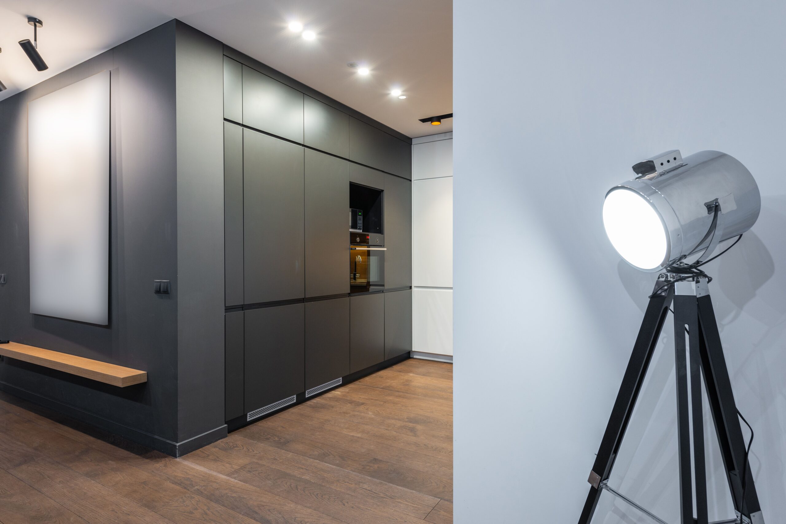 Cocina de diseño contemporáneo con iluminación LED empotrada que aporta una luz fría y brillante ideal para cocinar