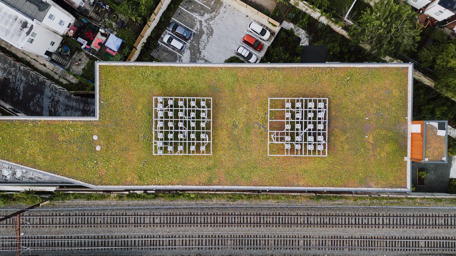 Cubierta vegetal urbana con sistema de impermeabilización con certificación anti-raíces para evitar perforaciones.
