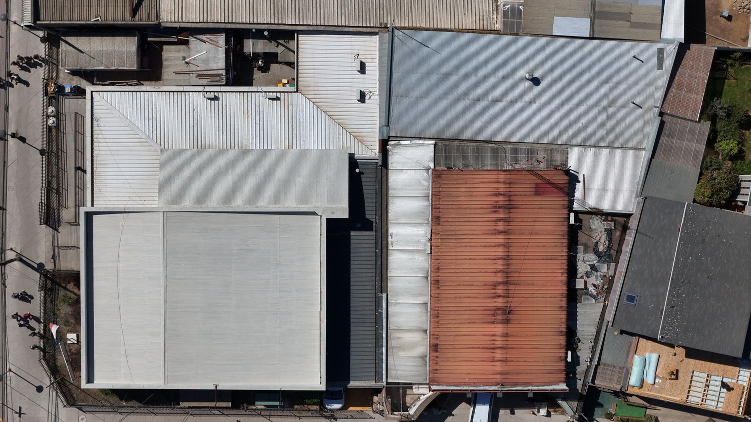 Vista aérea de cubiertas de naves industriales, donde se aplican soluciones específicas para absorber la dilatación del metal.