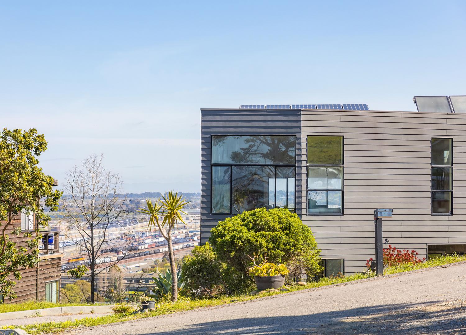 Vivienda contemporánea con grandes ventanales y paneles solares. Vivienda contemporánea con grandes ventanales y paneles solares.