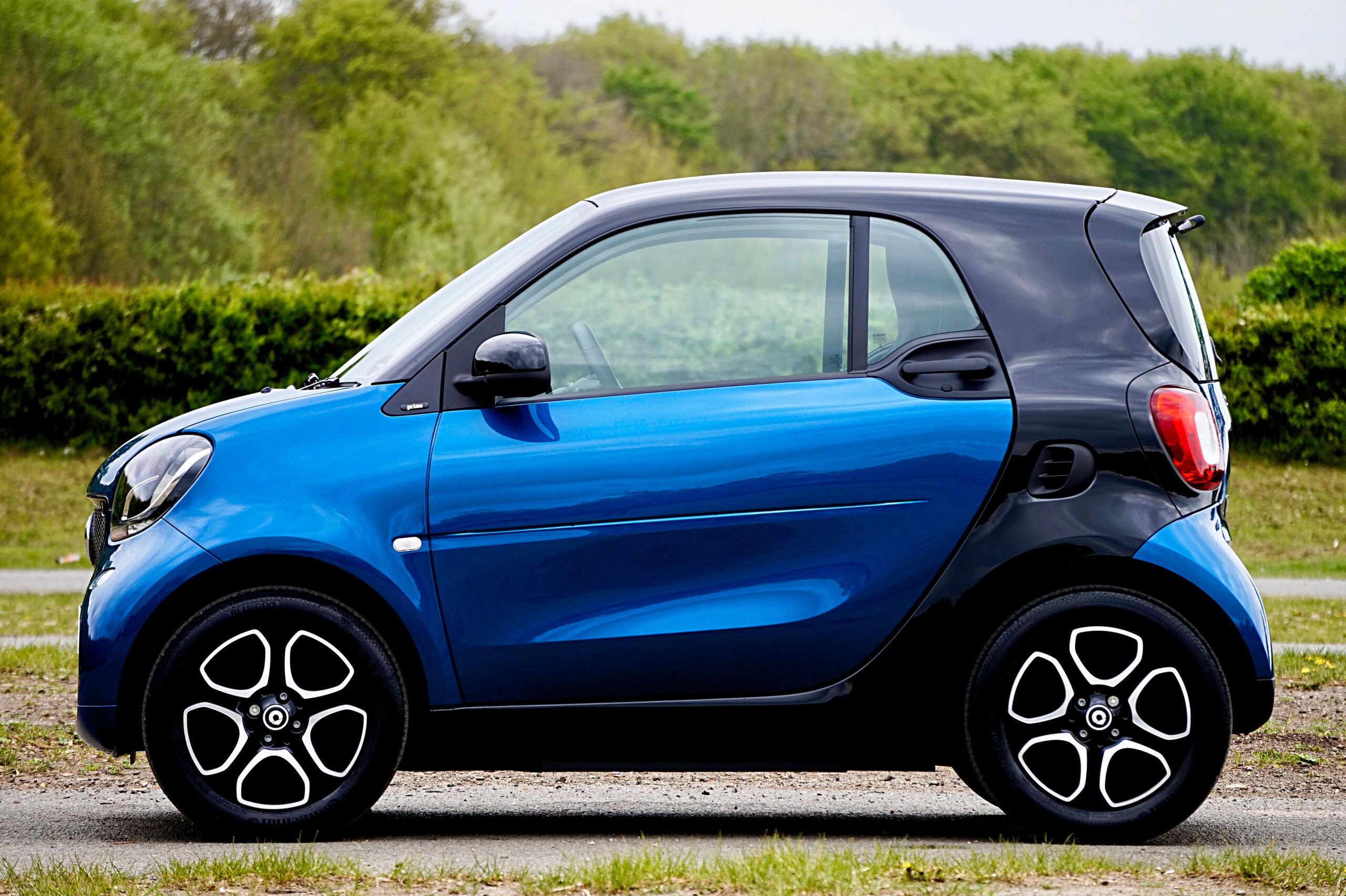 Coche eléctrico compacto azul en un entorno urbano, representando la diversidad de modelos y las opciones económicas disponibles.
