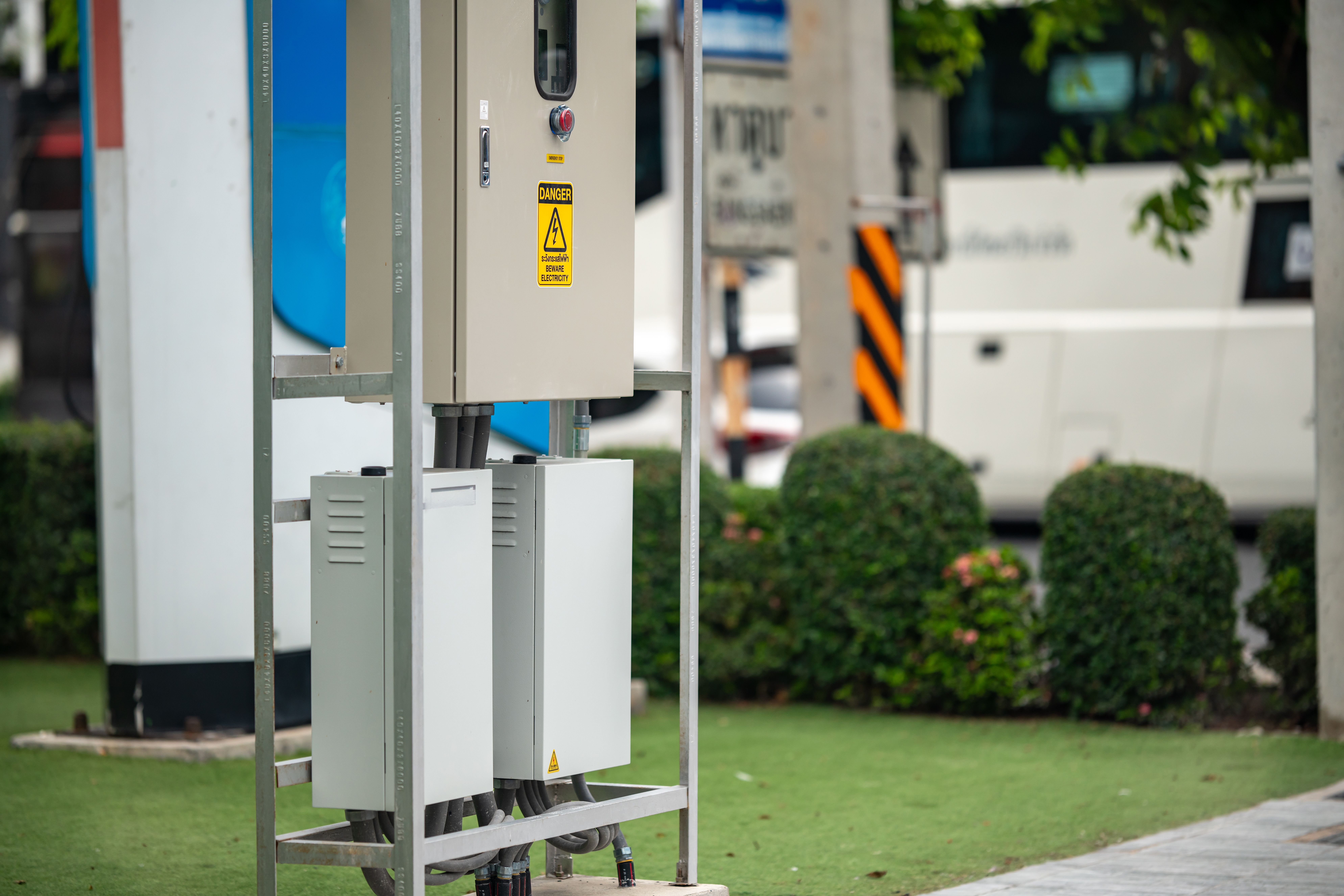 Infraestructura de una estación de carga para vehículos eléctricos en un entorno urbano, destacando la electrificación de la ciudad. Infraestructura de una estación de carga para vehículos eléctricos en un entorno urbano, destacando la electrificación de la ciudad.