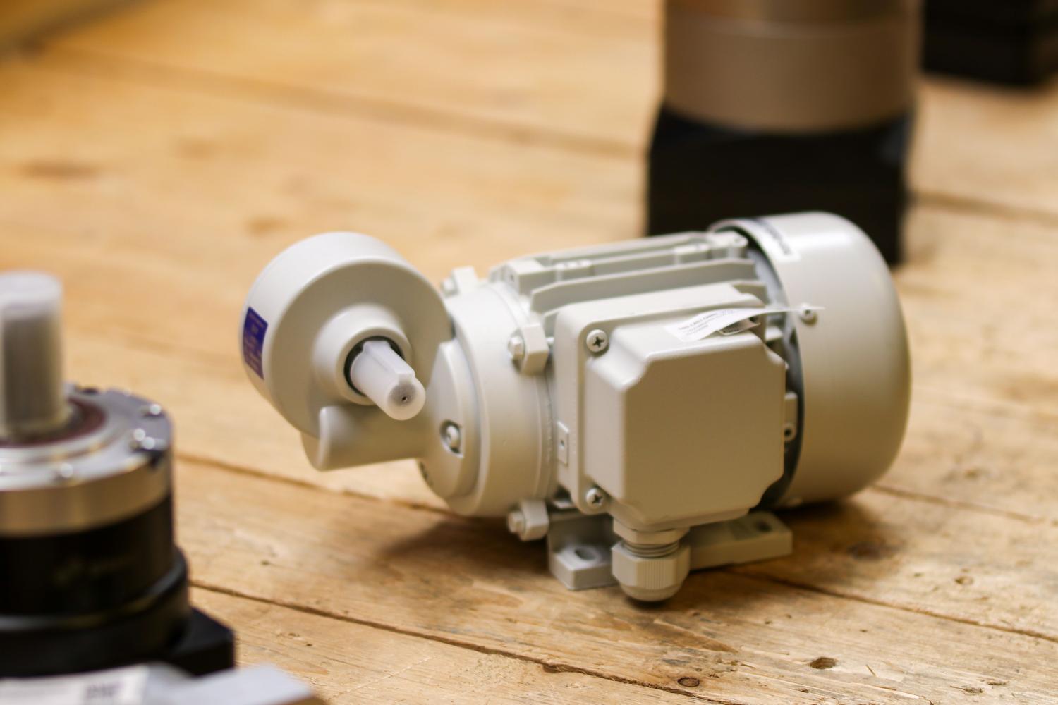 Primer plano de un motor eléctrico industrial de alta eficiencia en un entorno de taller.