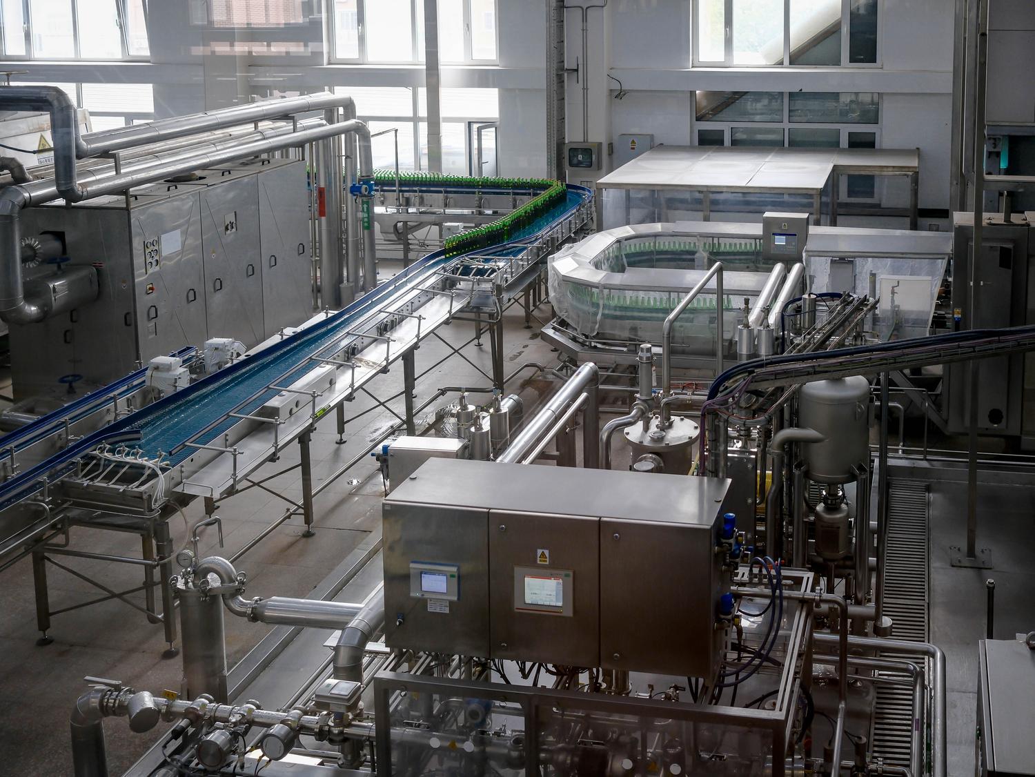 Interior de una fábrica automatizada con cintas transportadoras y maquinaria industrial de última generación.
