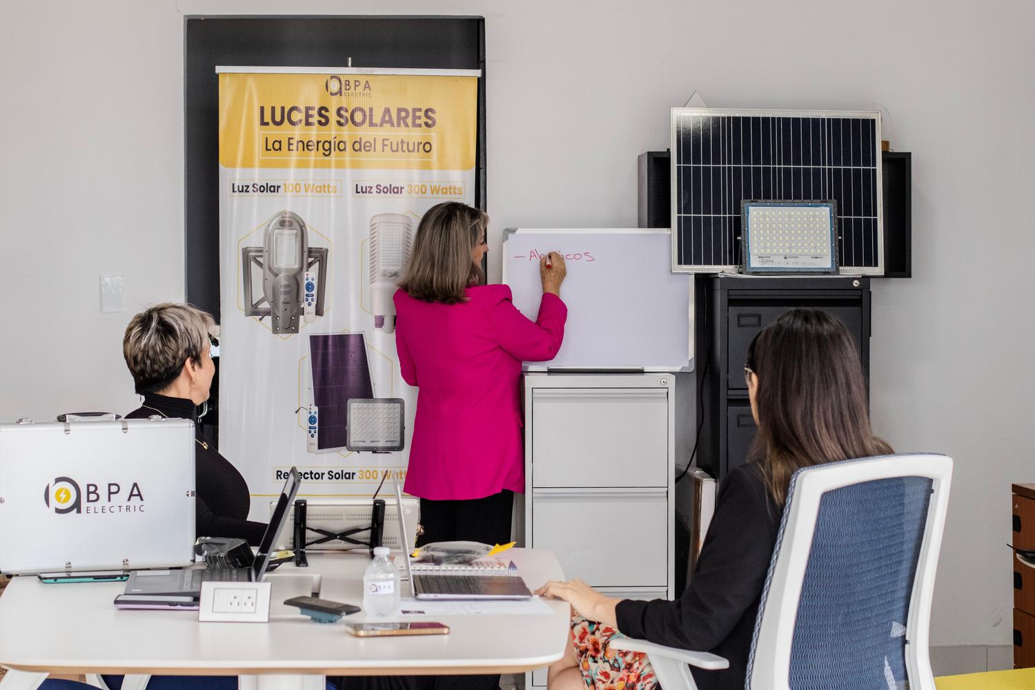 Equipo de trabajo en una PYME colaborando y planificando estrategias de sostenibilidad y eficiencia energética.