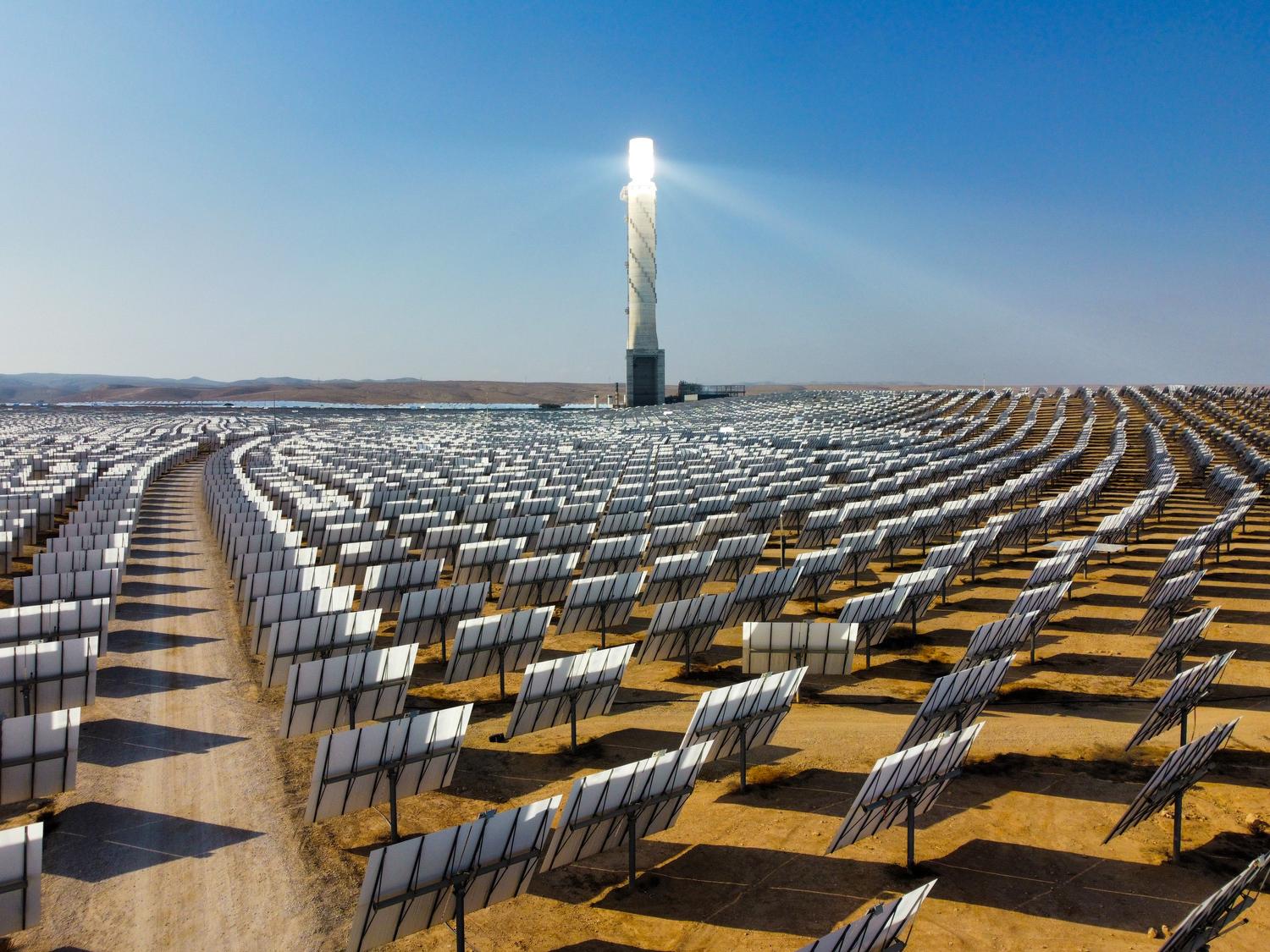 Planta de energía solar térmica de concentración (CSP) con un campo de heliostatos redirigiendo la luz hacia una torre central para generar calor industrial. Planta de energía solar térmica de concentración (CSP) con un campo de heliostatos redirigiendo la luz hacia una torre central para generar calor industrial.