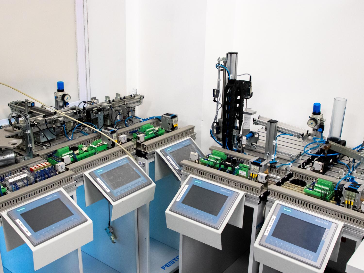Sistema de automatización industrial con controladores PLC y pantallas HMI, representando el cerebro del control solar y la gestión térmica.