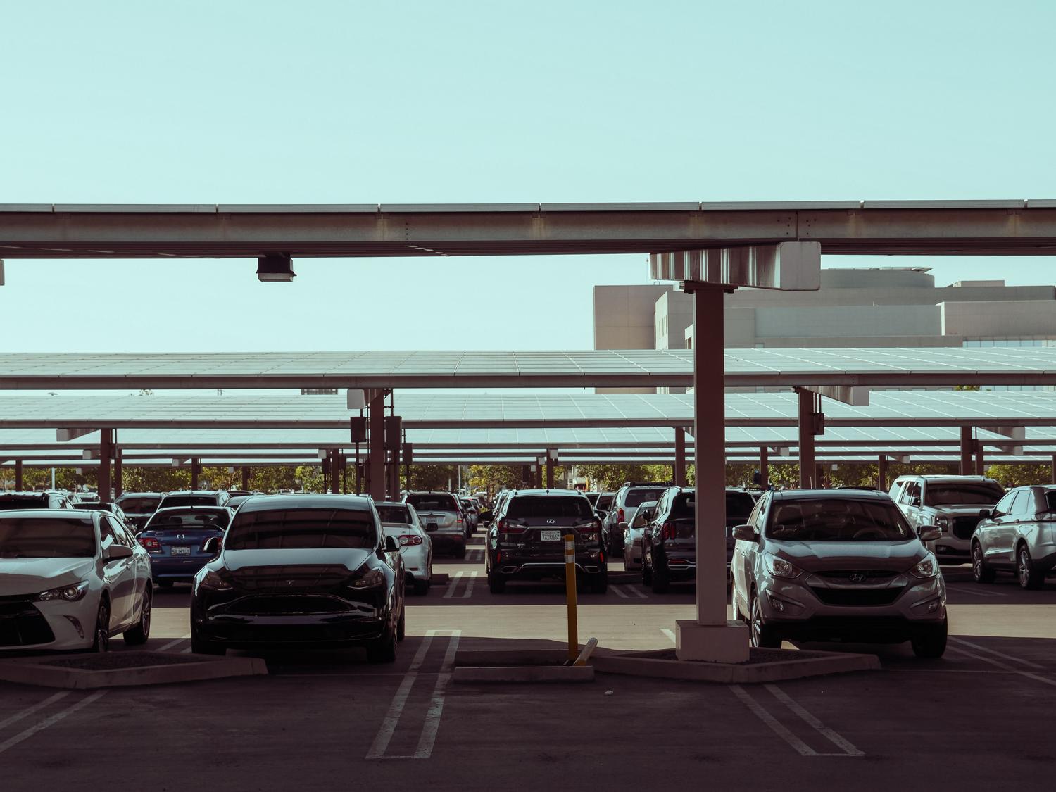Parking de un establecimiento con marquesinas solares para la recarga de vehículos eléctricos.