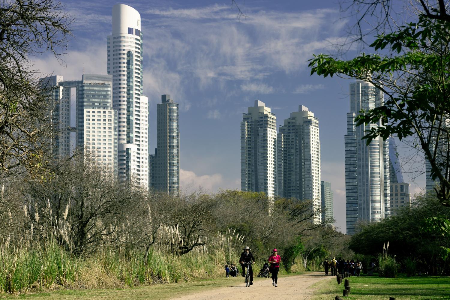 Paisaje urbano sostenible con carriles bici y zonas verdes, ilustrando la planificación eficiente de las ciudades y la movilidad urbana.