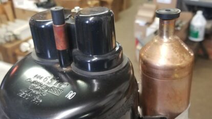 por que está negro el aceite de un compresor de aire acondicionado