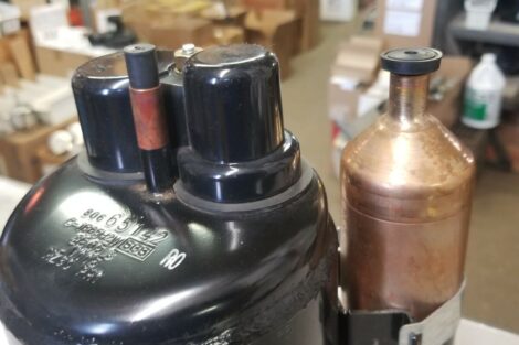 por que está negro el aceite de un compresor de aire acondicionado