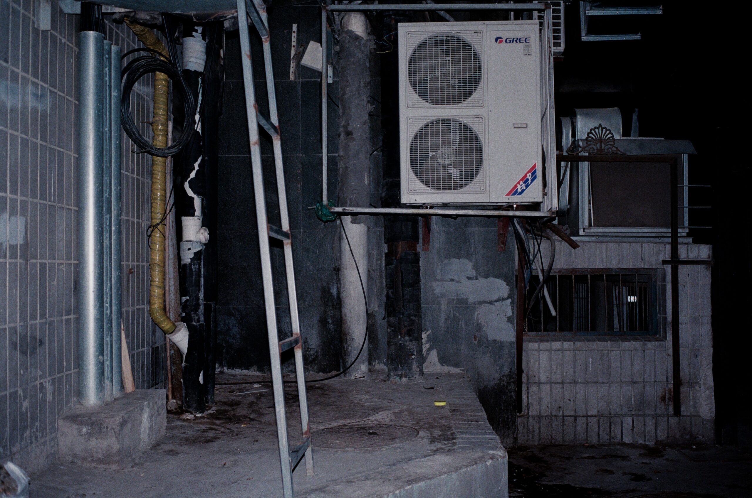 Detalle técnico de la infraestructura de tuberías y unidad condensadora de un sistema de climatización industrial.