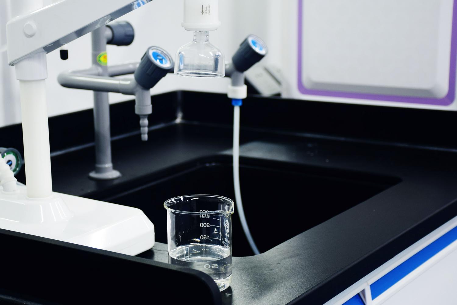 Equipamiento de laboratorio profesional utilizado para la filtración y análisis de la calidad del agua.