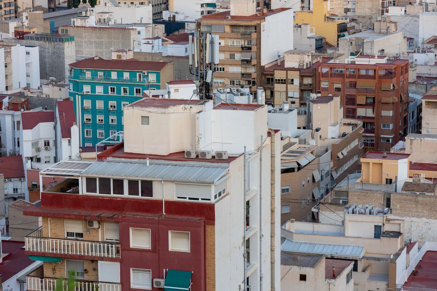Vista aérea de tejados urbanos densos que representan el desafío de la rehabilitación energética según las directivas europeas.