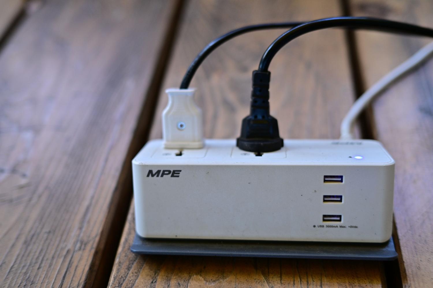 Regleta con protección contra sobretensiones y puertos USB, ideal para proteger equipos electrónicos sensibles como ordenadores y consolas.