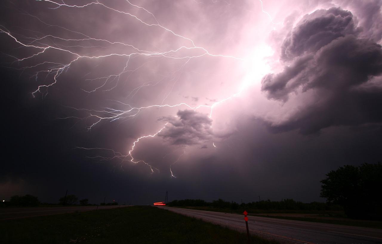 Impacto de un rayo durante una tormenta eléctrica, causa principal de las sobretensiones transitorias en instalaciones eléctricas.