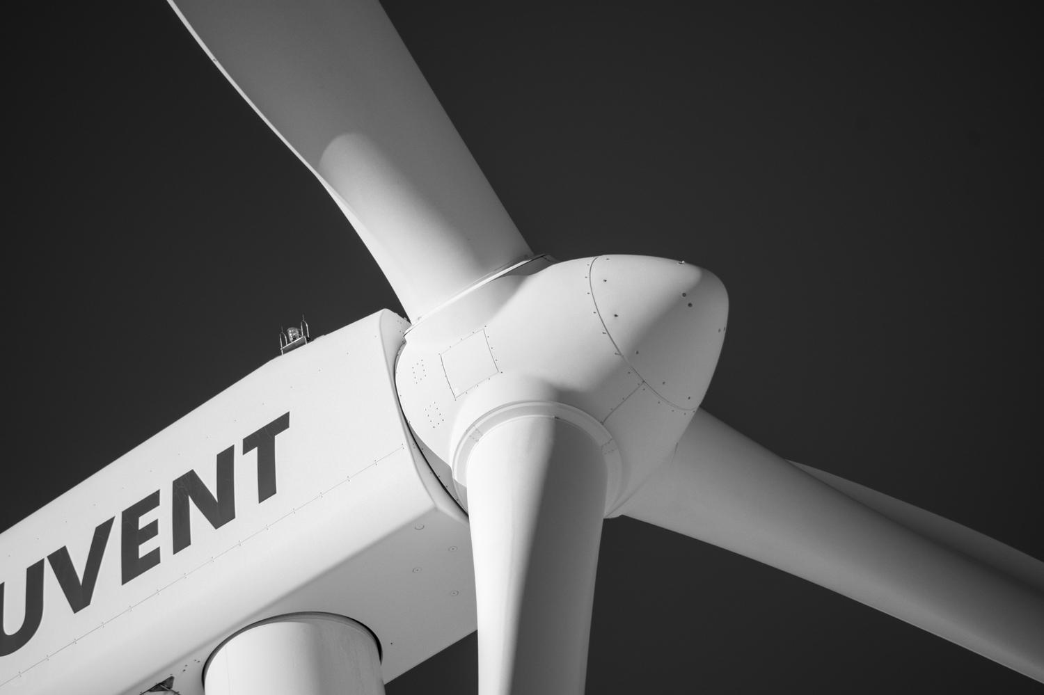 Primer plano detallado del buje y las palas de un aerogenerador, ilustrando los componentes tecnológicos y el funcionamiento mecánico del sistema.