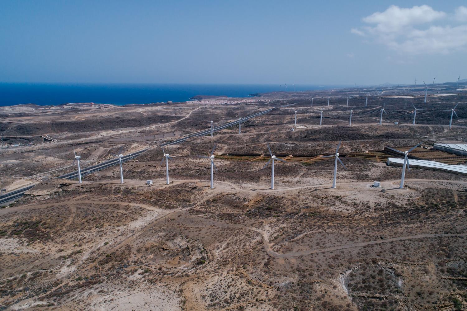 Instalaciones eólicas en una región árida y costera, destacando la versatilidad y viabilidad de los proyectos eólicos en diversos climas y terrenos. Instalaciones eólicas en una región árida y costera, destacando la versatilidad y viabilidad de los proyectos eólicos en diversos climas y terrenos.
