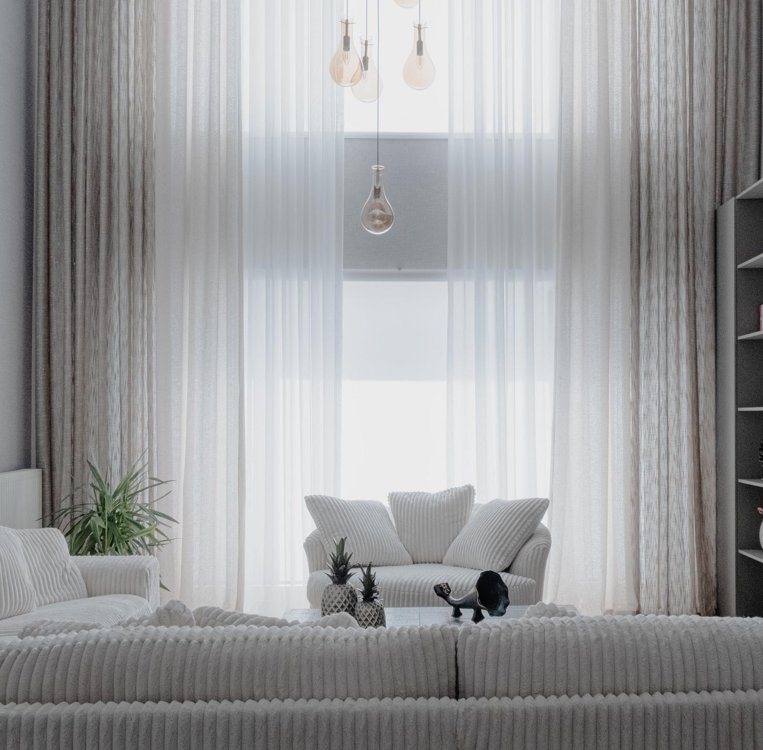 Salón moderno y luminoso con decoración minimalista, perfecto para ilustrar el dimensionamiento de aire acondicionado para espacios amplios de más de 20m².