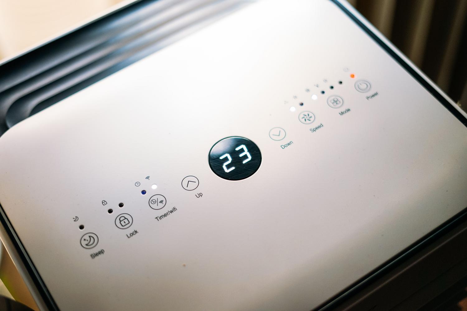 Detalle del panel de control de un aire acondicionado moderno, ideal para explicar la tecnología Inverter y el SEER.