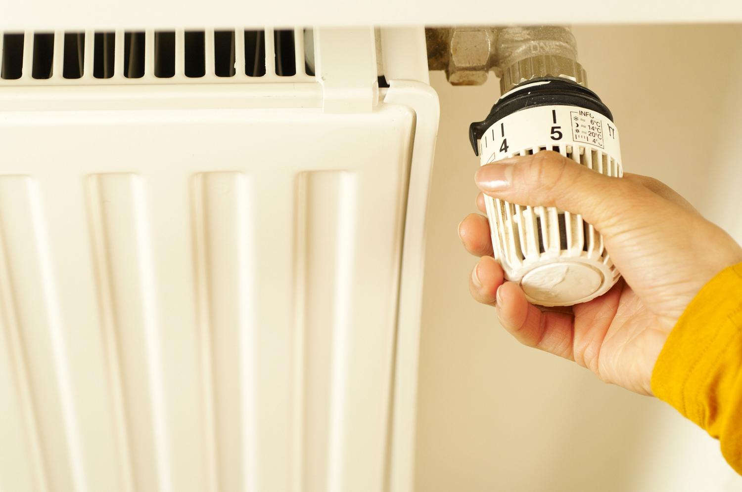 Ajuste de la válvula termostática de un radiador para optimizar la regulación térmica y el consumo.