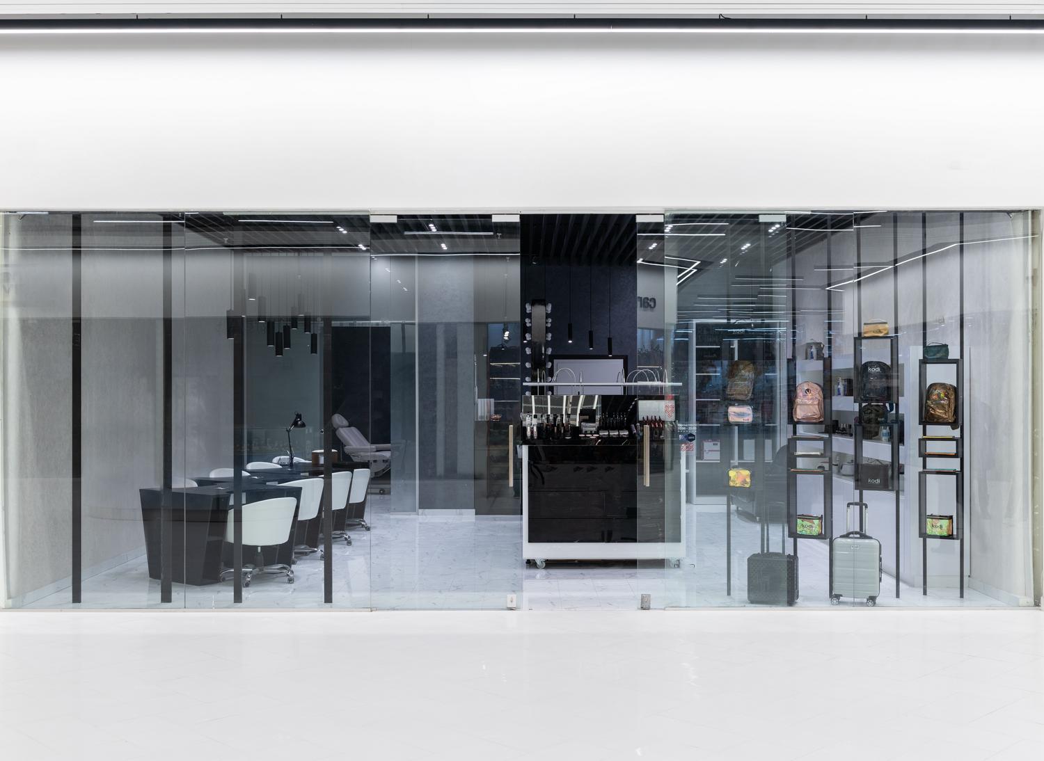 Interior moderno y elegante de una tienda comercial con fachada de cristal y diseño estratégico