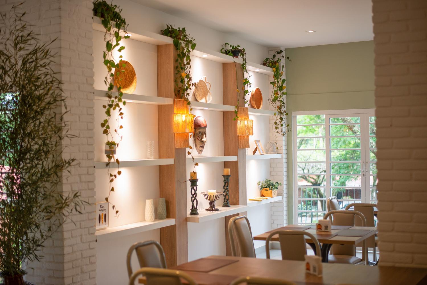 Diseño de interiorismo moderno para un restaurante, ejemplo de reforma sectorial