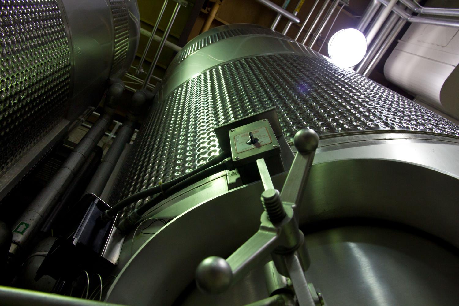 Tanques de acero inoxidable con camisas de refrigeración para la conservación de productos a media y baja temperatura.