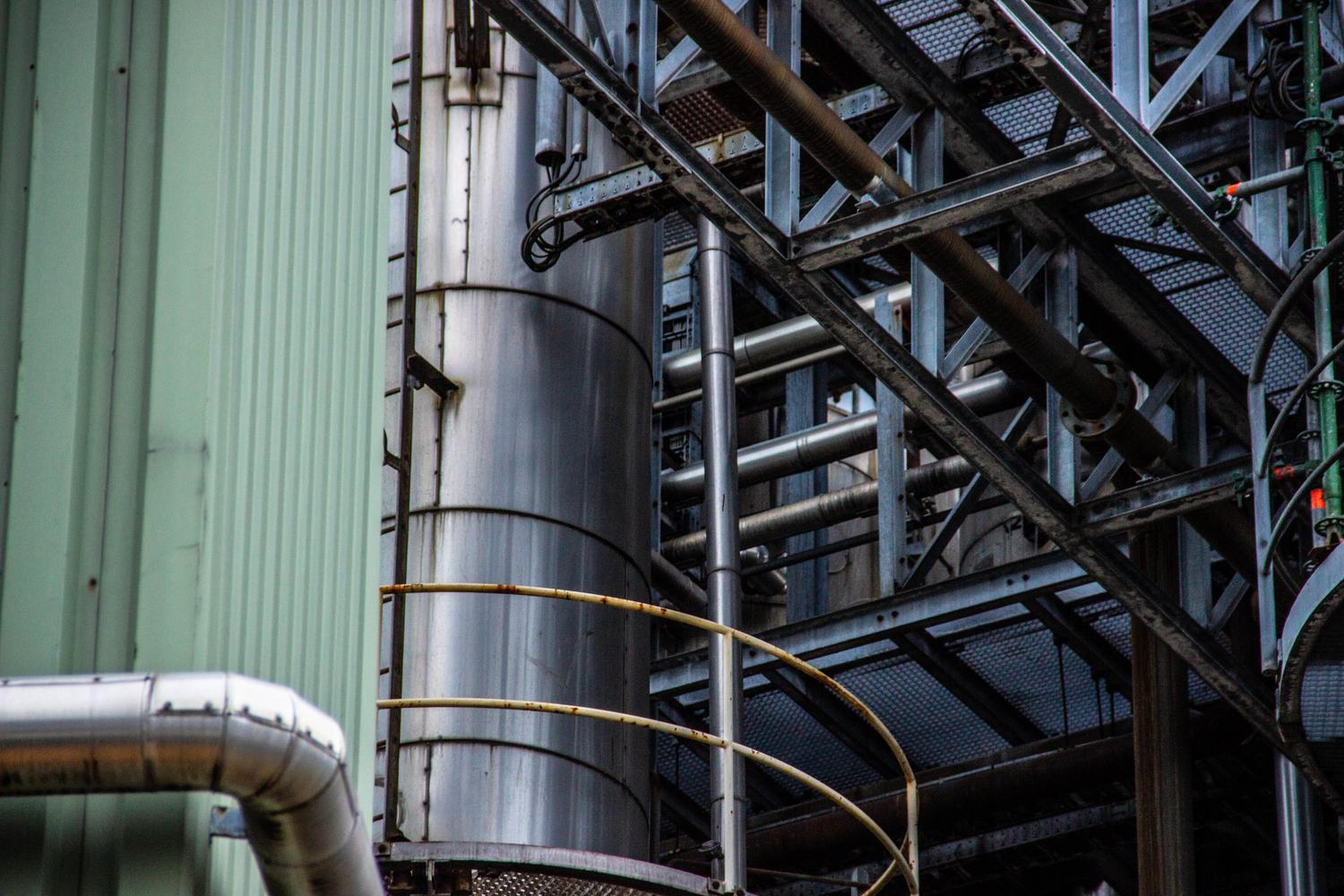 Estructura industrial compleja con tuberías y armazón de acero, representando un ecosistema termodinámico de refrigeración.