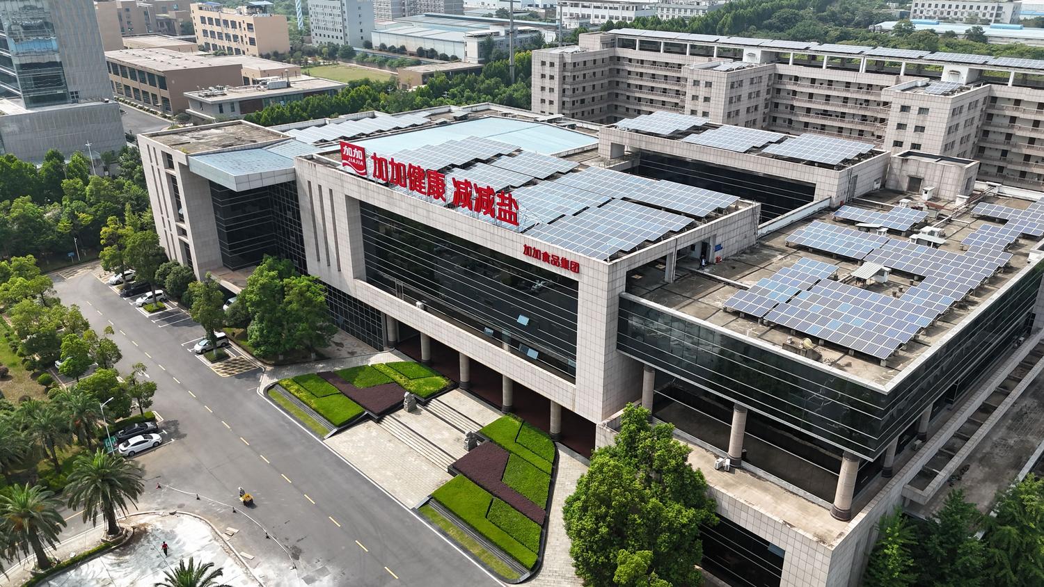 Edificio moderno equipado con paneles solares, representando la descarbonización y eficiencia energética.