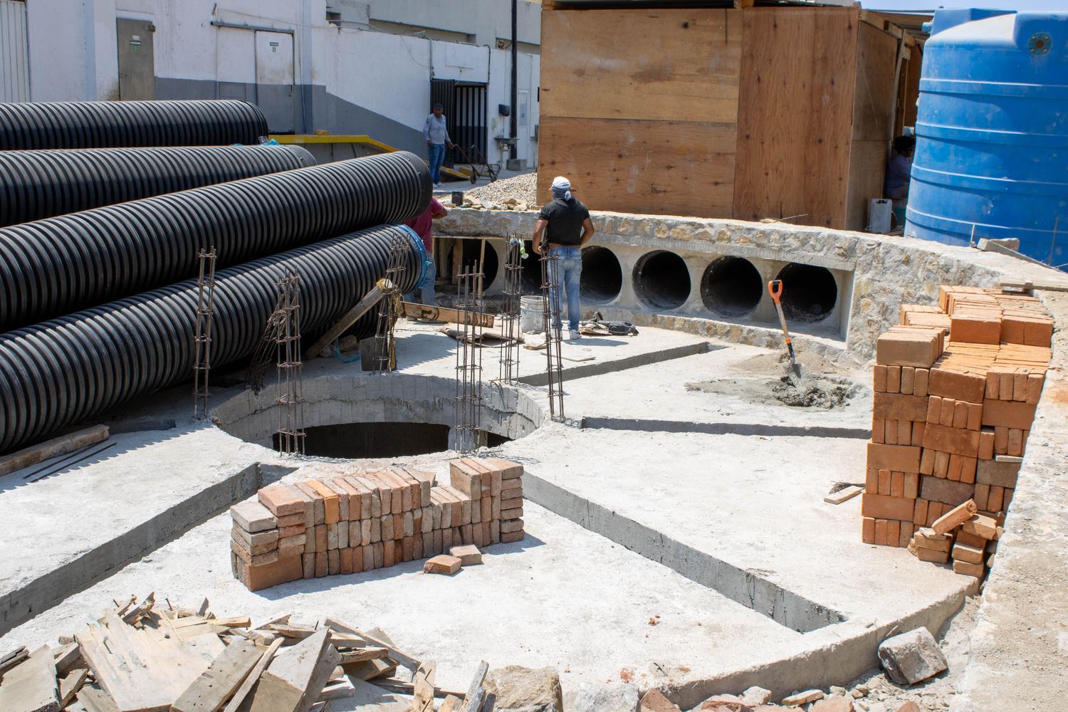 Obras de construcción en curso, simbolizando la ejecución de proyectos de rehabilitación urbana.