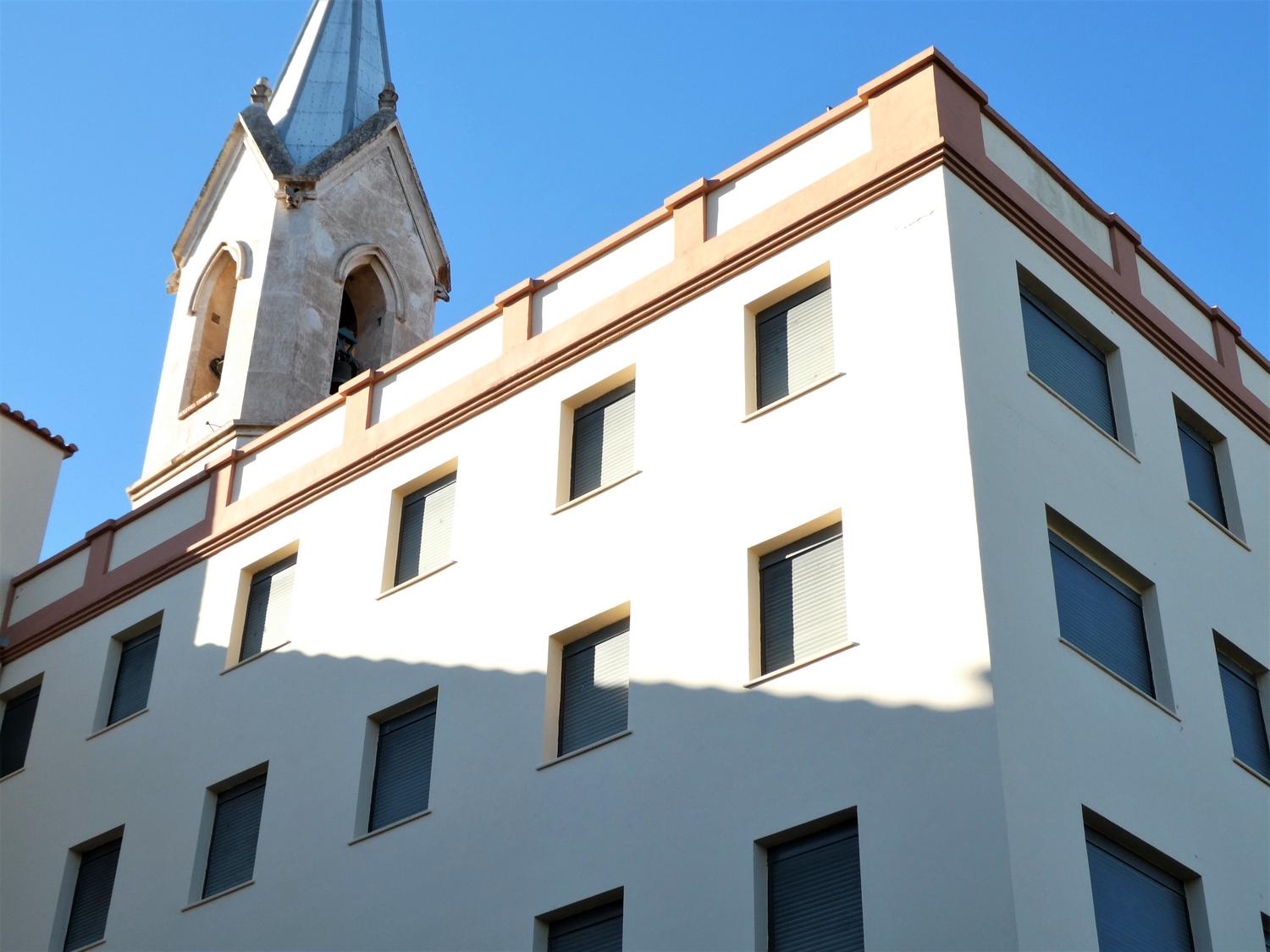 Fachada de edificio moderno y sostenible, resultado de una rehabilitación enfocada en la envolvente térmica.