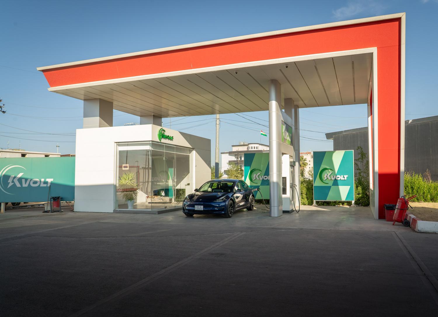 Coche eléctrico moderno cargando en una estación, simbolizando la meta de transporte sostenible para Europa hacia 2050.