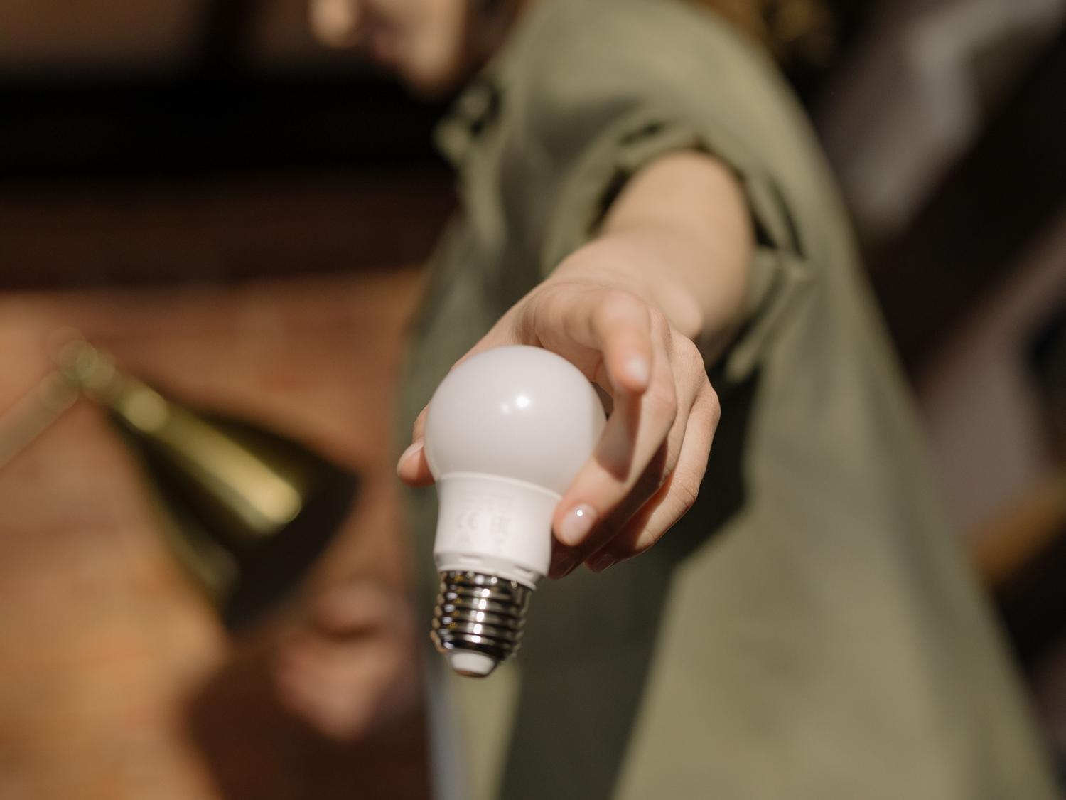 Primer plano de una bombilla LED, simbolizando la iluminación eficiente como medida rápida de ahorro energético.