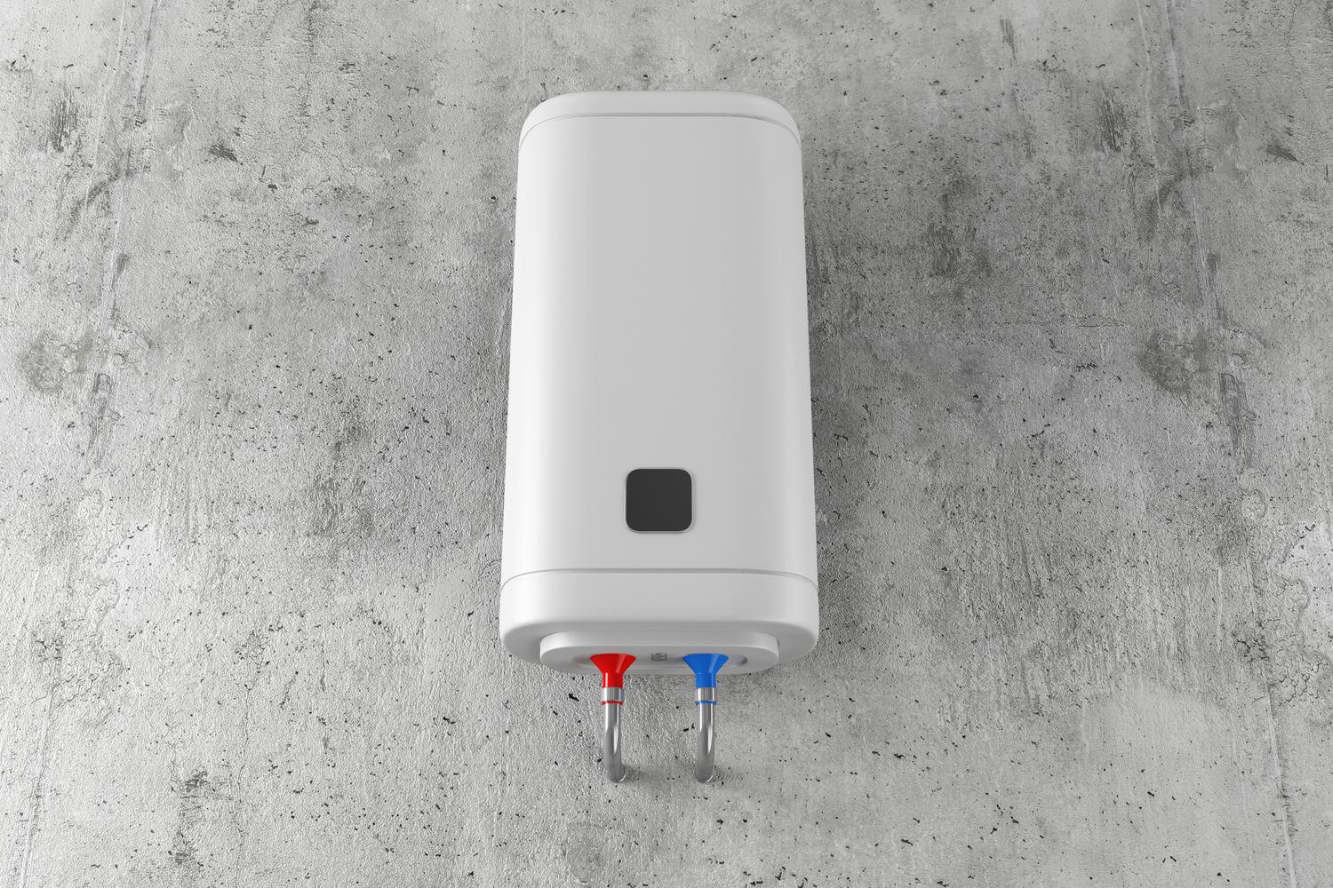 Termo eléctrico blanco de diseño moderno y delgado instalado sobre una pared de hormigón, mostrando un formato compacto.
