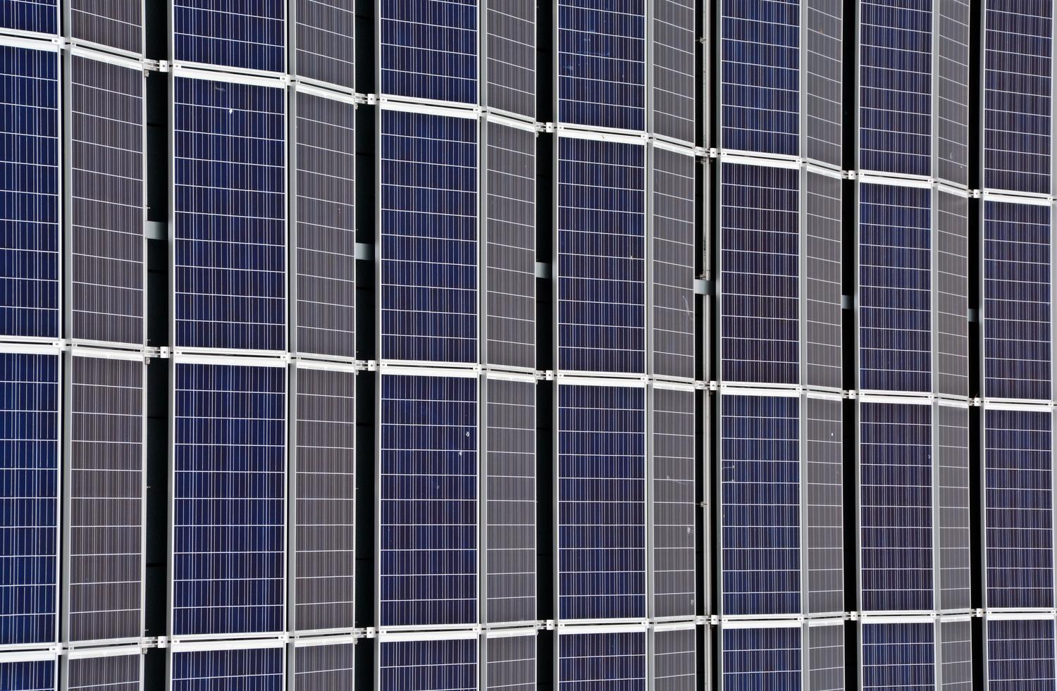 Detalle de células fotovoltaicas de un panel solar tradicional de silicio.
