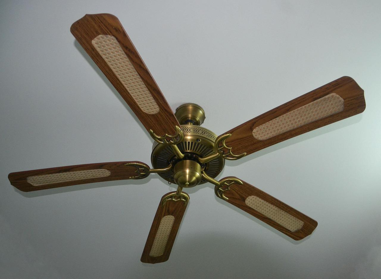 Ventilador de techo moderno en una habitación, herramienta complementaria para mejorar la circulación del aire.